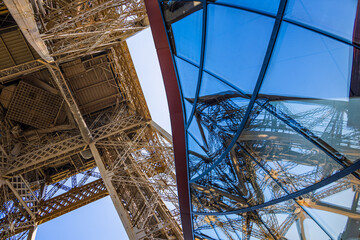 Détail de La Tour Eiffel vue depuis le 1er étage à Paris en France