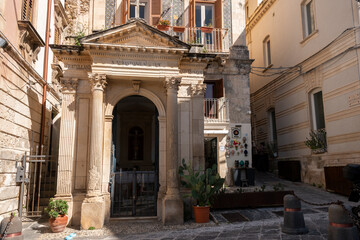 Capilla en una calle de Ortigia, Siracusa, Italia