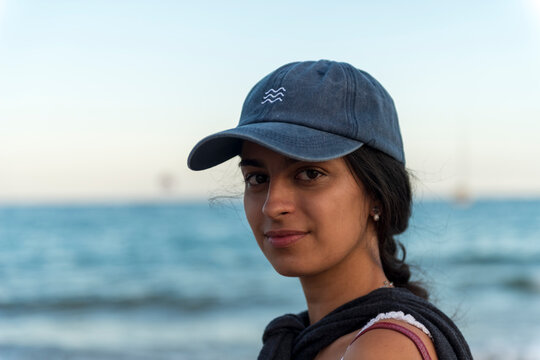 mujer modelo espa&ntilde;ola con gorra en la playa 21 a&ntilde;os 2024 Spanish model woman wearing a cap on the beach, 21 years old