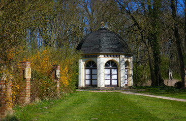 idyllischer Gartenpavillon im Schlossgarten von Schloss Dreiluetzow 