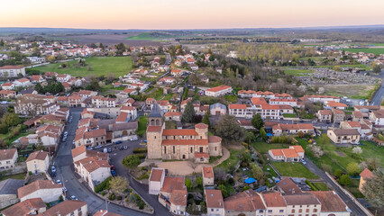 Fototapeta premium Paysage aérien de la ville de Pont-du-Chateau et de l'Allier en Auvergne France au coucher de soleil