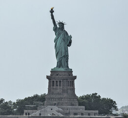 Obraz premium statue of liberty close up (lady with torch crown toga book) symbol of freedom democracy usa united states of america iconic nyc landmark
