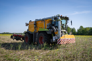 Ein Gülle Selbstfahrer Fahrzeug bei Gülleausbringung und direkter  Einarbeitung in den Boden im Einsatz.