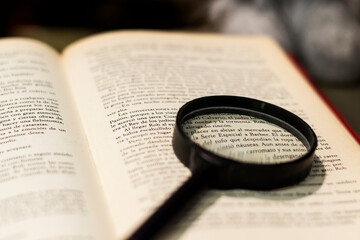 Lupa sobre libro abierto