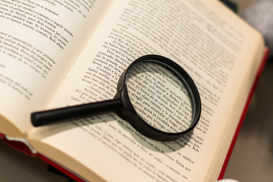 Lupa sobre libro abierto