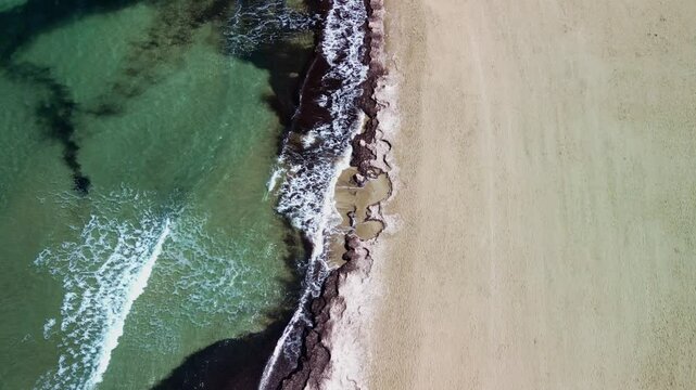 Prasonisi piękna plaża łącząca dwa morza Egejskie i Śr&oacute;dziemne na wyspie Rodos w Grecji z drona