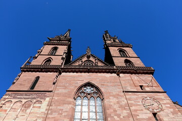 Obraz premium Das Basler Münster unter blauem Himmel