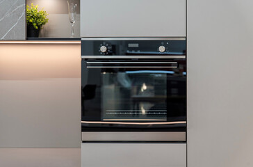 Oven with glass door, metal handle and digital control knobs