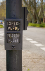 Pulsador para cruzar la carretera en un paso para peatones.