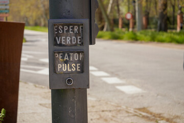 Pulsador para cruzar la carretera en un paso para peatones.