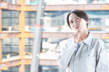 建設現場で困った表情をする女性作業員