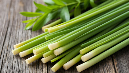 Obraz premium Fresh green garlic stalks on rustic wooden table