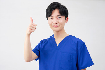 医者・看護師・歯科医師・介護士　男性　グッドサイン　白背景
