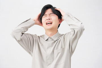男性　20代　頭を抱える　白背景