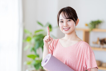 ヨガをする若い女性。
