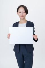 Naklejka premium メッセージカードを持つ女性