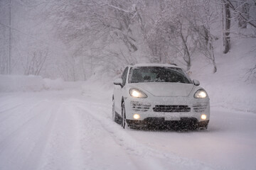 冬の雪の中を走る車