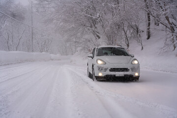 冬の雪の中を走る車