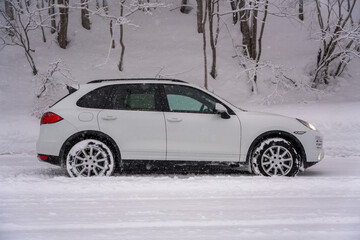冬の雪の中を走る車