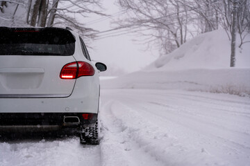 冬の雪の中を走る車
