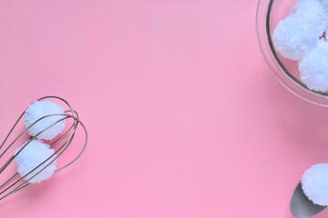 Pompones blancos en fondo rosa, Pompones, material, lana, textura, suave, color blanco, pequeños, blandos ,para indumentaria, accesorios, llaveros, muñecos, collares, bufandas, gorros, almohadas, 