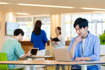 オフィスで働く若いエンジニア　撮影協力：学校法人電波学園　東京電子専門学校