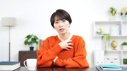 カメラ目線で会話するカジュアルウェアのミドル女性