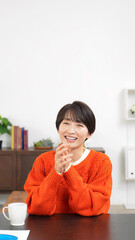 カメラ目線で会話するミドル女性