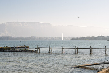 Genève et son jet d'eau, vu depuis la plage de Chambésy