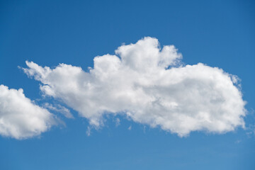 nuage isolé et ciel bleu