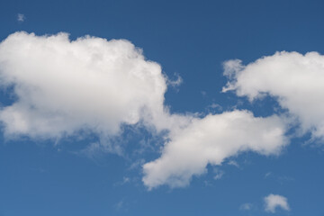 nuage isolé et ciel bleu
