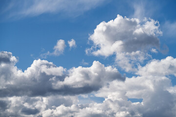 gros nuage dramatique et ciel bleu