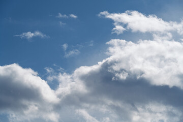 Obraz premium gros nuage dramatique et ciel bleu