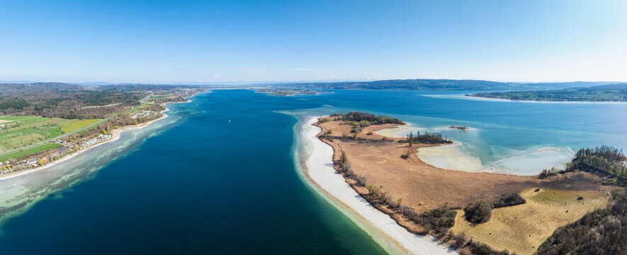 Luftbild von der Halbinsel Mettnau bei Niedrigwasser