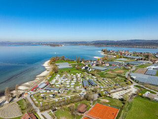 Luftbild vom südwestlichen Teil der Insel Reichenau mit dem Campingplatz Sandseele bei Niedrigwasser und frühlingshafter Vegetation