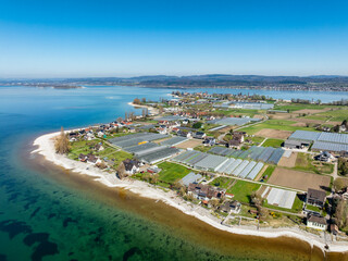 Luftbild vom südlichen Teil der Insel Reichenau mit dem Campingplatz Sandseele bei Niedrigwasser und frühlingshafter Vegetation