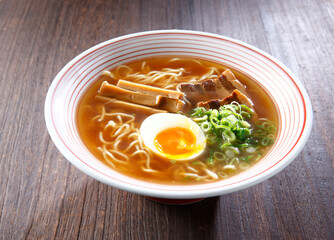 シンプルな醤油ラーメン　半熟卵入り