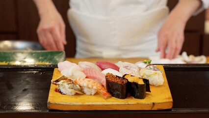  寿司を差し出す料理人の手元