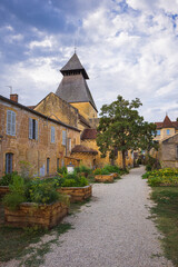 In the centre of Le Buisson-de-Cadouin town