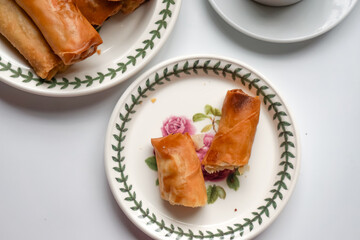 Fried spring rolls or Popiah Goreng, crispy fried spring roll filled with vegetables, meat or prawns, offering a crunchy delight. Usually served for breakfast or afternoon tea.