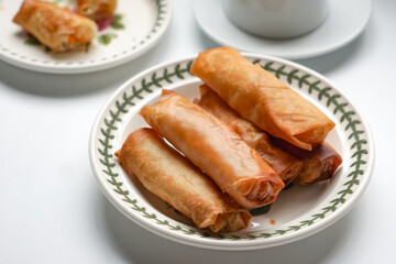 Fried spring rolls or Popiah Goreng, crispy fried spring roll filled with vegetables, meat or prawns, offering a crunchy delight. Usually served for breakfast or afternoon tea.