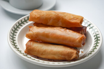 Fried spring rolls or Popiah Goreng, crispy fried spring roll filled with vegetables, meat or prawns, offering a crunchy delight. Usually served for breakfast or afternoon tea.