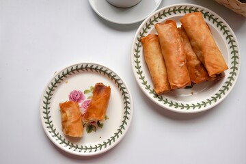 Fried spring rolls or Popiah Goreng, crispy fried spring roll filled with vegetables, meat or prawns, offering a crunchy delight. Usually served for breakfast or afternoon tea.