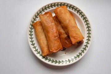 Fried spring rolls or Popiah Goreng, crispy fried spring roll filled with vegetables, meat or prawns, offering a crunchy delight. Usually served for breakfast or afternoon tea.