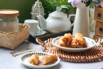 Fried spring rolls or Popiah Goreng, crispy fried spring roll filled with vegetables, meat or prawns, offering a crunchy delight. Usually served for breakfast or afternoon tea.