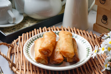 Fried spring rolls or Popiah Goreng, crispy fried spring roll filled with vegetables, meat or prawns, offering a crunchy delight. Usually served for breakfast or afternoon tea.