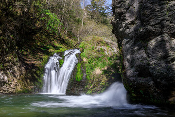 北海道足寄町、ヌカナン川に架かる巨岩の滝（おおいわのたき）【5月】