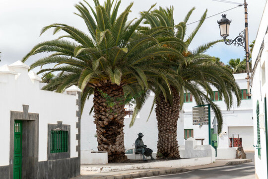 petite place de la ville de haria a Lanzarote avec statue sour des palmiers .