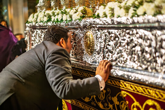 Capataz communicates with costaleros during Holy Week in Seville