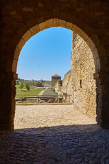Obraz premium Akkerman Fortress View Through an Archway